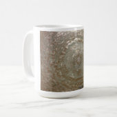 Glas met gespleten massa op een koffiemok (Voorkant links)