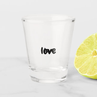 glas met het woord love erop geschreven