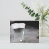 Glas met water en droog ijs briefkaart (Staand voorkant)