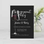 Glas rode wijn op zwarte wijnproeverij kaart (Staand voorkant)