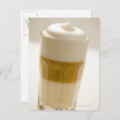 Glas van latte macchiato, dichtbij briefkaart (Voorkant / Achterkant)