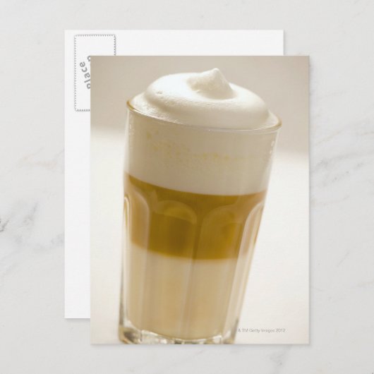 Glas van latte macchiato, dichtbij briefkaart (Voorkant / Achterkant)