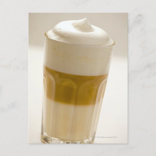 Glas van latte macchiato, dichtbij briefkaart (Voorkant)