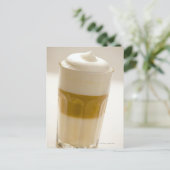 Glas van latte macchiato, dichtbij briefkaart (Staand voorkant)