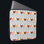 Glas witte rode bril Winery Wine Lover Laptop Sleeve<br><div class="desc">Het ontwerp kenmerkt een originele markerings illustratie van een rij rode,  witte,  en rosé wijnen in een bril. Ideaal voor je favoriete wijnenthousiast. Zie je niet wat je zoekt? Hulp nodig bij aanpassingen? Neem contact op met Rebecca om iets voor je te ontwerpen.</div>