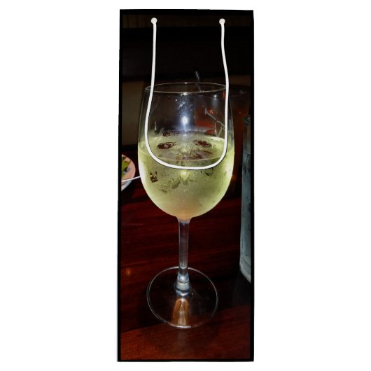 Glas witte wijn op een wijn Canvas tas Cadeautas (Voorkant)