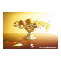 Glasmand met vruchten en vlinder