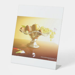 Glasmand met vruchten en vlinder reclamebord met voetstuk