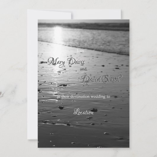 Glassy Sand Grayscale Wedding Kaart (Achterkant)