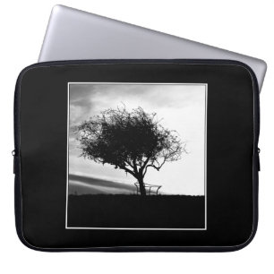 Glastonbury Hawthorn. Boom. Zwart-wit. Laptop Sleeve