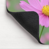 Glasvleugelvlinder op een Cosmos Bloem Muismat (Hoek)