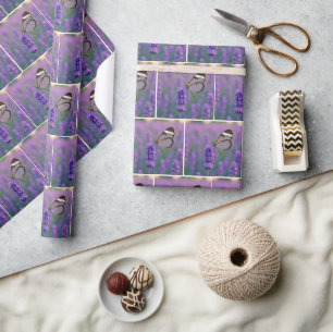 Glasvleugelvlinder op een lavendelbloesem cadeaupapier