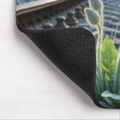 Glazen bloem groeit in spoorbaan muismat (Hoek)