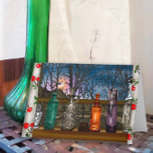 Glazen flessen in raam vol met regendruppels kaart