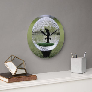 Glazen golfbal met golfspeler binnen, grote klok