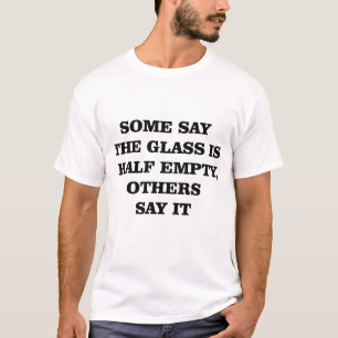 Glazen half leeg half vol grappig citaat T-shirt