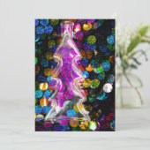 Glazen kerstboom op een kleurrijke achtergrond feestdagenkaart (Staand voorkant)