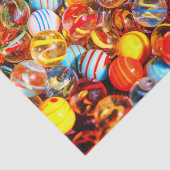 Glazen marbles kleurige speldenkaartjes tissuepapier (Detail)