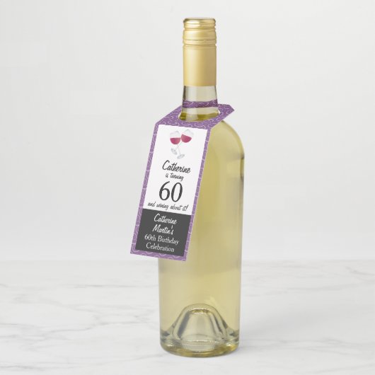Glazen rode wijn | 60ste verjaardagsfeestje flessenhanger (Schuin)