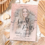 Glazen roos goud glitter ombre foto Sweet 16 Kaart<br><div class="desc">Een modern,   en glam faux roos goudglitter douchecombre met zacht pastelzwart roze kleurenblok Sweet 16 verjaardagsfeestuitnodiging met uw aangepaste foto met een goudbolvormig roos-patroon dat vervaagt op een pastelroze achtergrond. Ideaal voor een prinses Sweet-zestien met een moderne elegante typografie van het penseellettertype.</div>