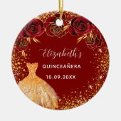 Glazen ruiten met Quinceanera-rode goudjurk Keramisch Ornament (Voorkant)