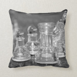 Glazen schaakstukken kussen