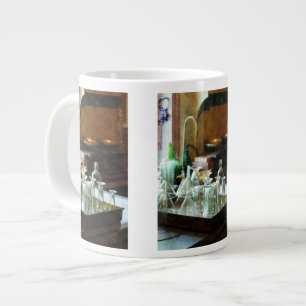 Glazen trechters en flessen grote koffiekop