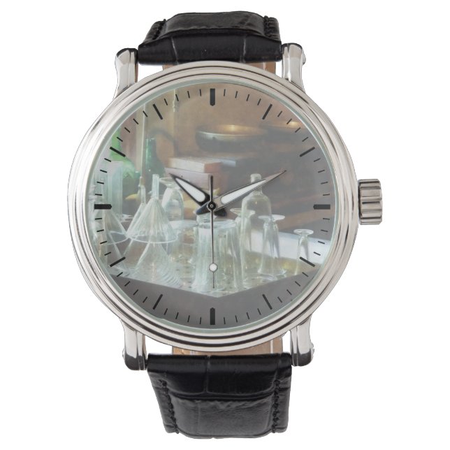 Glazen trechters en flessen horloge (Voorkant)