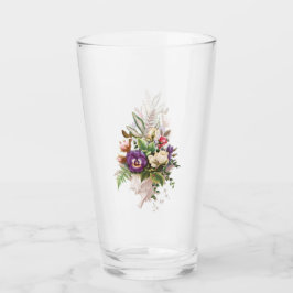 Glazen tumbler met bloemenboeket en bloemen
