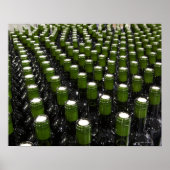Glazen wijnflessen in een wijnflessenfabriek. poster (Voorkant)