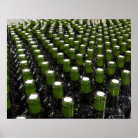 Glazen wijnflessen in een wijnflessenfabriek.