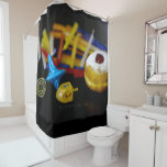 GlibberigeJoe Hanukkah symbolische stilleven vakan Douchegordijn<br><div class="desc">GladdeJoe Hanukka symbolische stilleven vakantie essentie levendig betekenisvolle voorwerpen kleurrijk slank stapel menorah kaarsen artistiek rood blauw geel en wit sufganiyah doughnut klassieke jam-gevulde herdenken wonder van de olie dreidels metaalachtig goud glanzend blauw Hebreeuws groot wonder gebeurde daar metaalachtig tinnen ster van David medaillon licht veerkracht gemeenschap thema's spirituele culturele...</div>