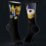 GlibberigeJoe Hanukkah symbolische stilleven vakan Sokken<br><div class="desc">GladdeJoe Hanukka symbolische stilleven vakantie essentie levendig betekenisvolle voorwerpen kleurrijk slank stapel menorah kaarsen artistiek rood blauw geel en wit sufganiyah doughnut klassieke jam-gevulde herdenken wonder van de olie dreidels metaalachtig goud glanzend blauw Hebreeuws groot wonder gebeurde daar metaalachtig tinnen ster van David medaillon licht veerkracht gemeenschap thema's spirituele culturele...</div>