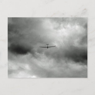 Glider vliegt in de grijze hemel briefkaart