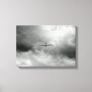 Glider vliegt in de grijze hemel canvas afdruk