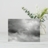 Glider vliegt in de grijze hemel kaart (Staand voorkant)