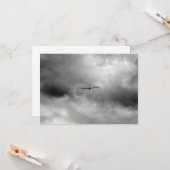 Glider vliegt in de grijze hemel kaart (Voorkant / Achterkant in situ)