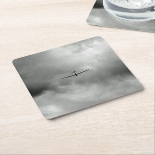 Glider vliegt in de grijze hemel kartonnen onderzetters