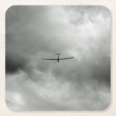 Glider vliegt in de grijze hemel kartonnen onderzetters (Voorkant)