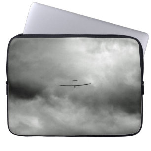 Glider vliegt in de grijze hemel laptop sleeve