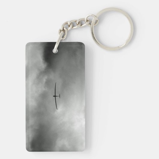 Glider vliegt in de grijze hemel sleutelhanger (achterkant)