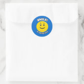 GLIMLACH ALS JE HOMO BENT RONDE STICKER (Tas)