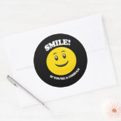 GLIMLACH ALS JE LESBIENCHT BENT RONDE STICKER (Envelop)