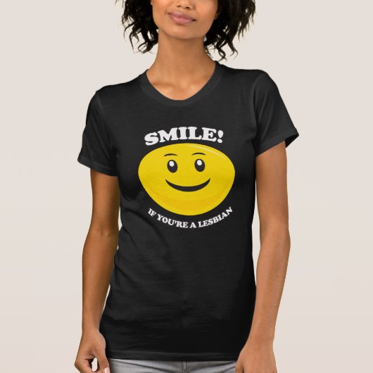 GLIMLACH ALS JE LESBIENCHT BIN T-SHIRT (Voorkant)