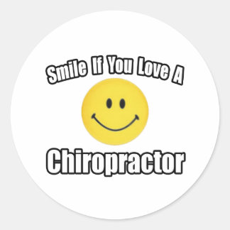 Glimlach als je van een chiropractor houdt ronde sticker