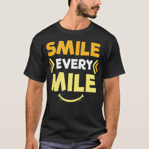 Glimlach elke mijl grappige lopers cadeau t-shirt