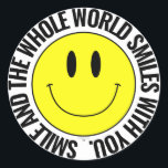 Glimlach en de hele wereld glimlacht... Smilie Sti Ronde Sticker<br><div class="desc">"Lach en de hele wereld glimlacht met je" Gele glimlach Ronde Glanzende Sticker. Ontworpen door SMILIEWEAR™. Verspreid een beetje geluk! Grote en kleine stickers beschikbaar. ONTWERP GEOPTIMALISEERDE LICHTE KLEUR ACHTERGRONDOPTIES. Een grappige en vrolijke sticker voor cadeauverpakking, een persoonlijk accessoire of een sticker van de naam van een verjaardags- of kerstfeestje....</div>