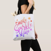 Glimlach en glimlach moderne regenboogtekst tote bag (Dichtbij)
