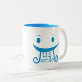 Glimlach gewoon grappige typografie tweekleurige koffiemok (Voorkant rechts)