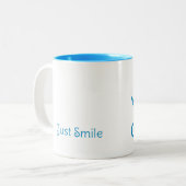 Glimlach gewoon grappige typografie tweekleurige koffiemok (Voorkant links)